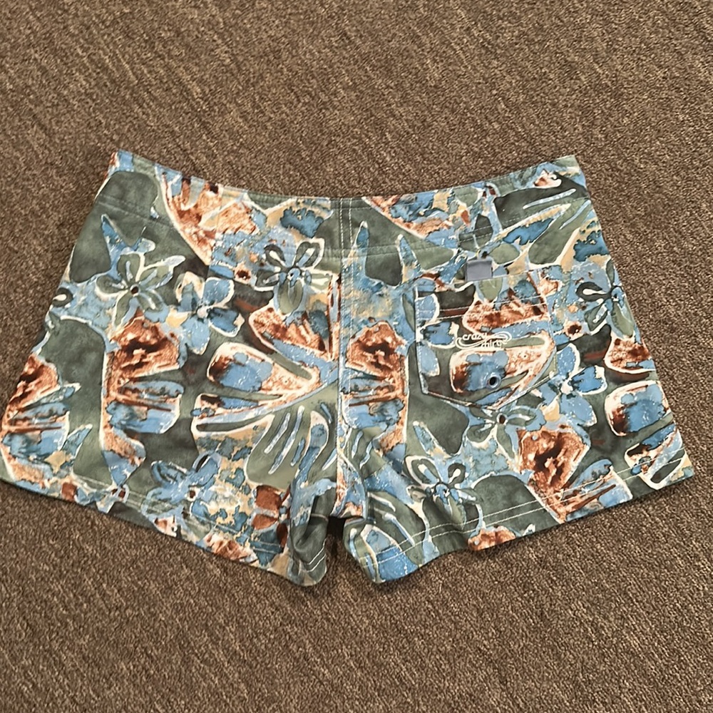 Women’s Reversible Floral/White Crazy Shirts Board Shorts *Like New* - Picture 5 of 14